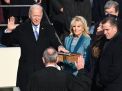 Presiden terpilih Joe Biden mengucapkan didampingi istrinya Jill, mengucapkan sumpah untuk menjadi Presiden ke-46 Amerika Serikat (Foto: EPA/Pool/Saul Loeb) 