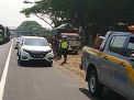 Petugas mengevakuasi kendaraan yang terlibat kecelakaan beruntun di Tol Sidoarjo
