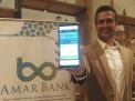 Vishal Tulsian, Direktur Pelaksana Amar Bank tunjukkan aplikasi 