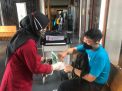 Petugas memeriksa kesehatan penumpang di Bandara Banyuwangi