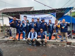 DPD NasDem Kota Probolinggo melakukan aksi sosial melakukan penyaluran bantuan terhadap para korban eruspi Gunung Semeru.. (Foto: Mahfud Hidayatullah/jatimnow.com)