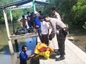 Evakuasi jenazah Subandi oleh petugas