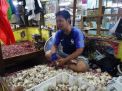 Salah satu pedagang bawang di Pasar wonokromo, Surabaya