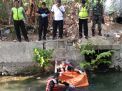 Petugas mengevakuasi jasad Suwono dari Sungai Kalibokor Surabaya.