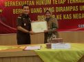 Wali Kota Risma saat menerima hibah dari Kejari Surabaya