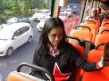 Seorang penumpang bus tingkat selfie di dalam bus