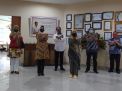 Wali Kota Batu Dewanti Rumpoko bersama jajaran komisaris dan direksi Malang Post (Foto: Istimewa) 