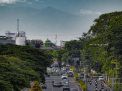 Foto karya Ari Wibisono yang diambil dari Jalan benyamin Sueb, Kecamayan Kemayoran, Jakarta Pusat dengan latar belakang pemandangan Gunung Gede Pangrango, Kabupaten Bogor (Foto: Tangkapan layar via Republika) 