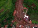 Foto udara bencana tanah longsor di Cimanggung, Sumedang, Jawa Barat, Selasa (12/1/2021) (Foto: ANTARA/Raisan Al Farisi via Republika)