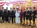 Gubernur Jawa Timur Soekarwo bersama istri berfoto usai uapacara peringatan hari kemerdekaan di Grahadi
