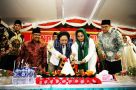 Megawati Soekarno Putri bersama cawagub Jatim Puti Guntur memotong tumpeng peringatan haul Bung Karno