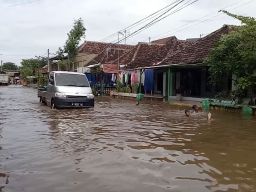 Banjir akibat hujan deras disertai luapan air sungai di Jawa Timur. (Foto: dok jatimnow.com)