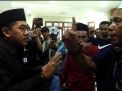 Adu argumen Ketua DPRD Kota Pasuruan dan massa LSM saat sidang paripurna