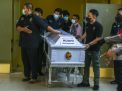 Petugas membawa peti berisi jenazah korban kebakaran lapas kelas 1 Tangerang untuk diserahkan kepada keluarga di RS Polri, Kramat Jati, di Jakarta, Jumat (10/9/2021). Foto : ANTARA/GALIH PRADIPTA via Republika.