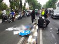 Tabrak Tiang Rambu Lalu Lintas, Pengendara Motor di Surabaya Tewas