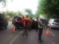Evakuasi mobil yang terbalik di Jalan A Yani Surabaya