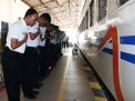 Karyawan Daop 7 memberikan hormat kepada penumpang kereta api