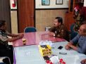 Ketua DPRD Surabaya, Armuji (kiri) bertemu dengan Kepala Sekolah SMKN 1 (kanan)