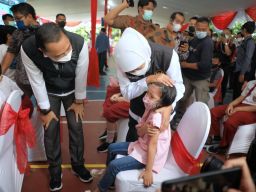 Gubernur Khofifah menengok pelaksanaan vaksinasi di SDN Kaliasin 1 Surabaya. (Foto: Humas Pemprov Jatim)