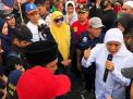 Gubernur Khofifah saat menemui massa buruh di Gedung Negara Grahadi, Surabaya