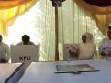Gubernur Khofifah bersama keluarganya kompak pakai baju putih saat mencoblos