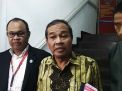 Kuasa hukum Kivlan Zen, Djudju Purwantoro (tengah) dan Burhanudin (kanan) memberikan pernyataan pada awak media di Mapolda Metro Jaya, Jakarta, Kamis (30/5) dini hari/Foto: Antara