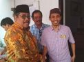 Ketua KPU Syamsul Arifin saat bersalaman dengan Ketua DPC PPP Banyuwangi Fauzan 
