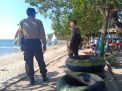 Polisi menjaga tempat wisata di Situbondo