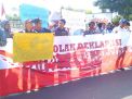 Massa dari Aliansi Pemuda Peduli Jawa Timur menggelar aksi di depan Mapolda Jatim.