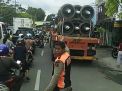 Muatan Tinggi, Dua Trailer ini Tak Bisa Lewati Viaduk di Surabaya