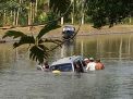 Warga berupaya mengevakuasi sopir dari mobil yang nyemplung ke sungai