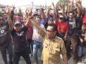 Aksi Suhartono, kades pencegat Cawapres Sandiaga Uno di depan PN Mojokerto usai dituntut 6 bulan penjara