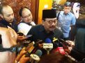 Gubernur Jawa Timur Soekarwo saat berada di Grahadi Surabaya
