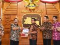 Gubernur Jatim Serahkan 40 SK PAW Anggota DPRD Kota Malang