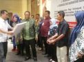 Menteri Koperasi dan Usaha Kecil Menengah AA Gede Ngurah Puspayoga menyerahkan akta pendirian Koperasi Primer di Kabupaten Tulungagung (22/09/2018).
