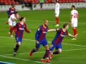 Penyerang Barcelona Martin Braithwaite (tengah) merayakan golnya ke gawang Sevilla pada leg kedua semifinal Copa Del Rey (Foto: AP Photo/Joan Monfort via Republika)