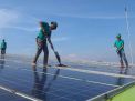 Santri Ponpes Wali Barokah Kota Kediri bersihkan panel surya