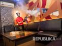 Ilustrasi penyemprotan disinfektan di rumah karaoke (Foto: Antara/M Agung Rajasa via Republika)