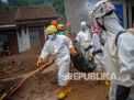 Petugas PMI Kabupaten Sumedang membawa jenazah korban bencana tanah longsor di Cimanggung, Kabupaten Sumedang, Jawa Barat (Foto: Foto: Antara/Raisan Al Farisi via Republika) 