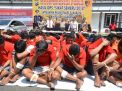 Kapolrestabes Surabaya menunjukkan ratusan penjahat dan barang bukti di Mapolrestabes Surabaya, Selasa (18/9/2018).