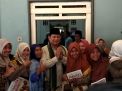 Prabowo berfoto bersama santri di Ponpes Darussalam.