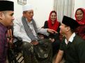 Ulama sepuh KH Zainuddin Djazuli menyambut Cawagub Puti Guntur Soekarno di Trenggalek. Puti didampingi Wakil Bupati Mochamad Nur Arifin
