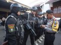 Kapolrestabes Kombes Pol Rudi Setiawan melakukan pemeriksaan senjata./Foto: Narendra Bakrie.