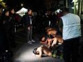 Polisi mengamankan sejumlah pemuda saat meyisir tempat rawan di Surabaya