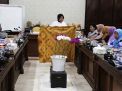  Wali Kota Surabaya Memberikan Arahan Tentang Desain Batik Celup Kepada Pengrajin Batik Tie Dye