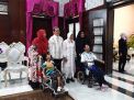 Wali Kota Risma bersama dua anak disabilitas saat open house di rumah dinasnya