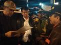 Kapolres Banyuwangi AKBP Taufik saat memeriksa kelengkapan dokumen pemilik satwa dilindungi