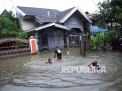 Sejumlah desa di Kabupaten Sambas, Kalimantan Barat (Kalbar), terendam banjir dengan ketinggian air bervariasi (Foto: Antara/Arnas Padda via Republika) 