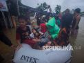 Evakuasi warga yang terdampak banjir di Desa Kampung Melayu, Kabupaten Banjar, Kalimantan Selatan (Foto: Antara/Bayu Pratama S) 