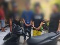 Dua pelaku (wajah diblur) saat diamankan di Mapolsek Wonocolo Surabaya.